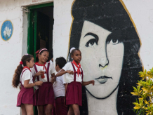schoolgirls with revolutionary hero image